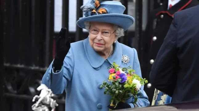 Това ли е предшественикът на печалната новина? Говорителите на BBC са в траур заради Елизабет II ВИДЕО