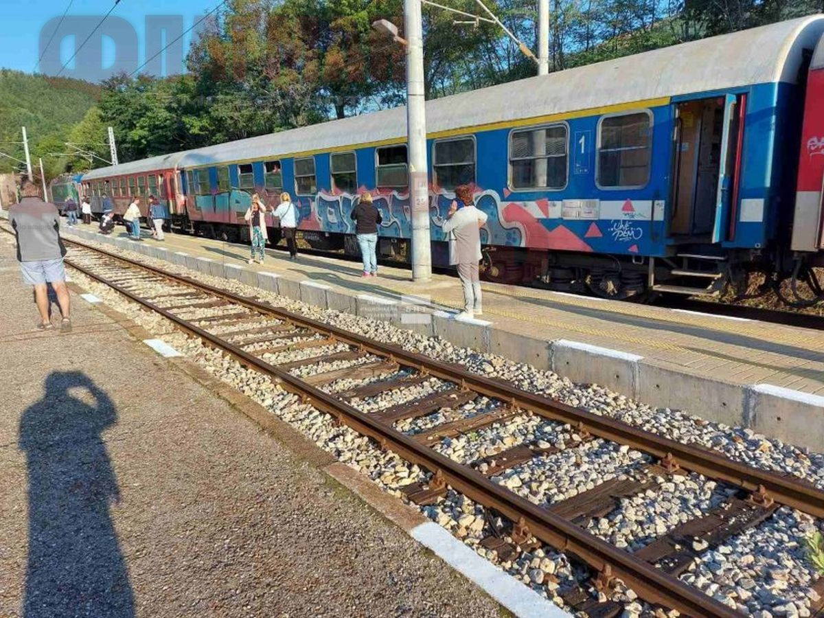 Влак от Бургас за София закъснява 6 часа 