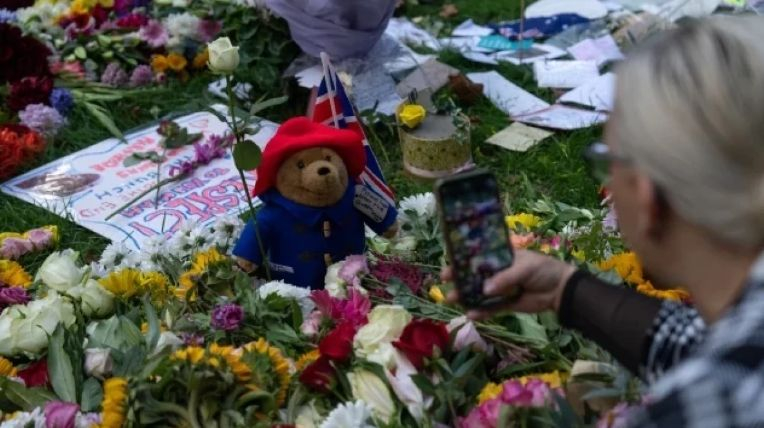 Мечето Падингтън със сърцераздирателен жест към покойната кралица Елизабет II ВИДЕО