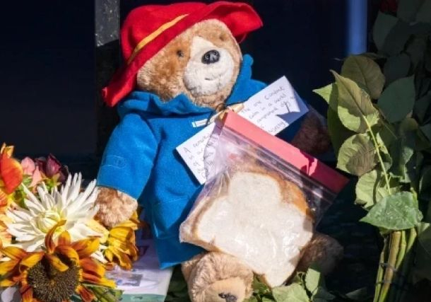Мечето Падингтън със сърцераздирателен жест към покойната кралица Елизабет II ВИДЕО
