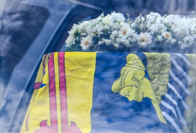 Върху ковчега на Елизабет II откриха тайно послание, оставено от нея към... СНИМКИ