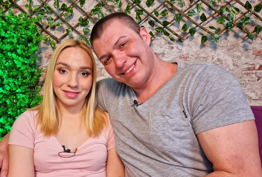 Неузнаваема: Емили Тротинетката лъсна в брутално ВИДЕО как пее и е мъж