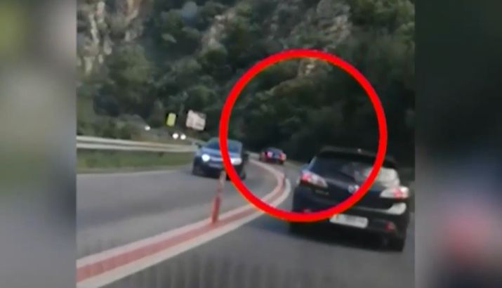 Хванаха на ВИДЕО как правителствена кола изблъсква автомобили в Кресненското дефиле