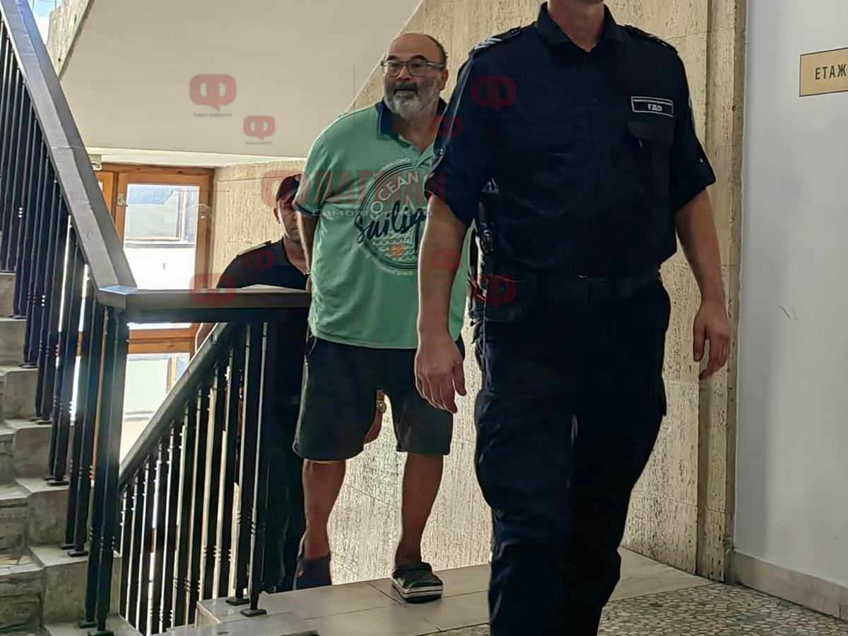 Аферистът Полихрон, издирван за измами в Австрия, пристигна с белезници в съда СНИМКА