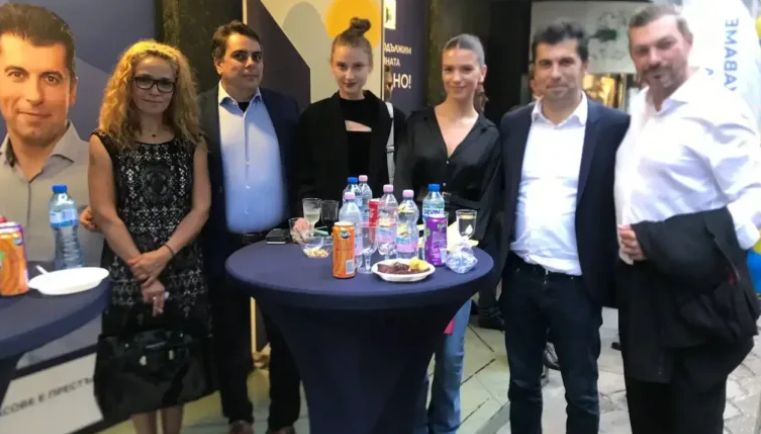 И Десислава Иванчева се присламчи към Петков и Василев