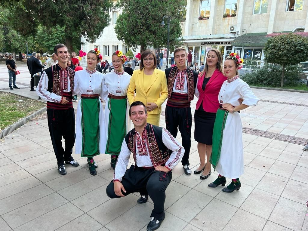 Корнелия Нинова в Ловеч: Ние не даваме обещания, а предлагаме решения      