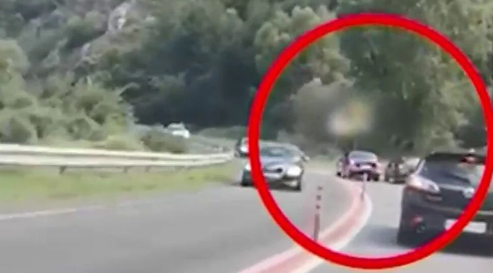 Шеф от ПП фучал с колата на НСО, изблъсквала автомобили в Кресненското дефиле СНИМКА