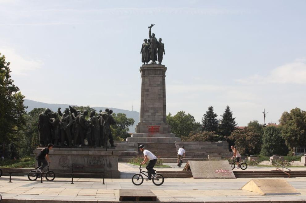 Пак заляха с боя Паметника на Съветската армия СНИМКИ