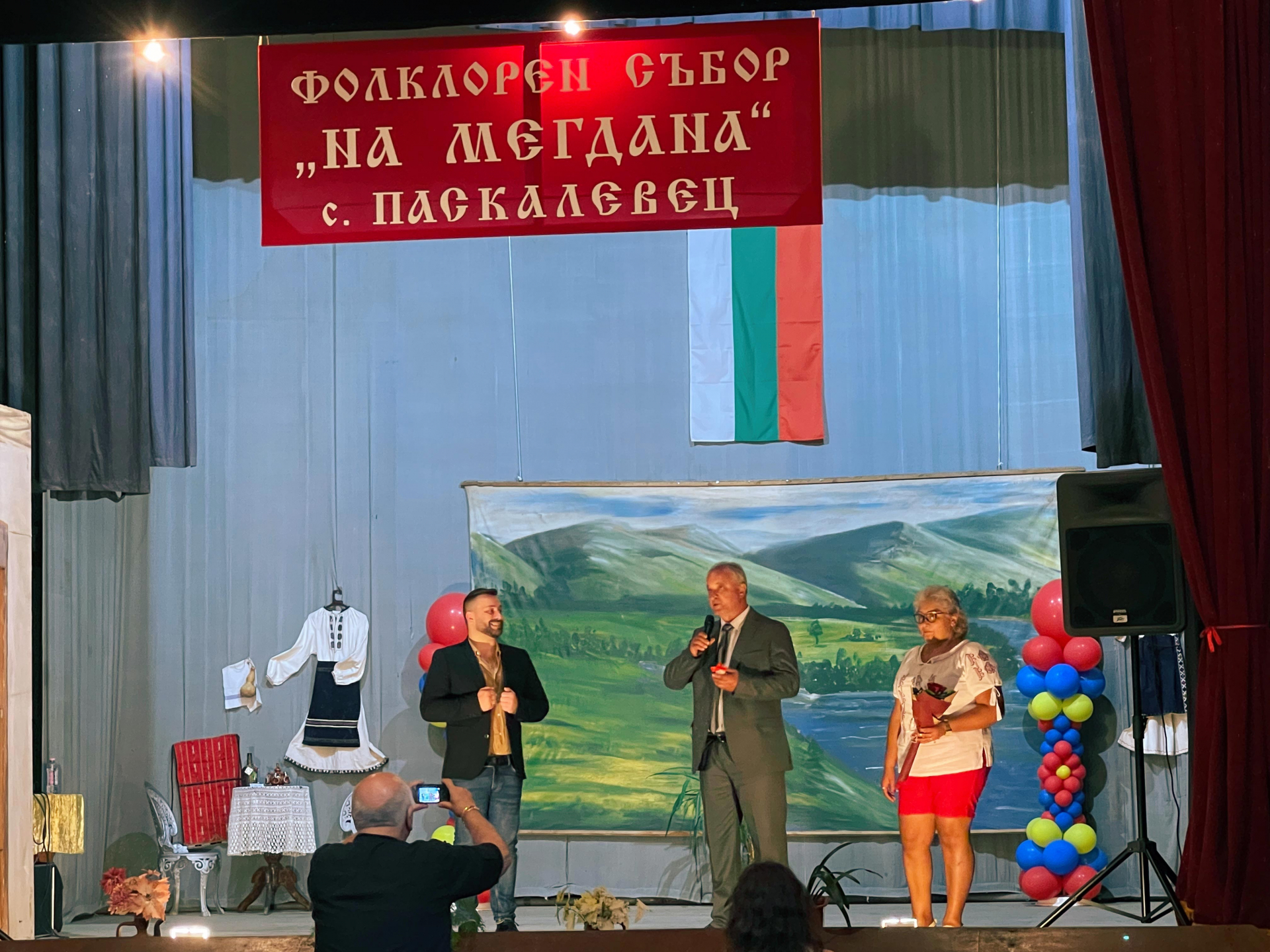 90-годишен дядо припка на хорото на звезда от "Пирин фолк" 