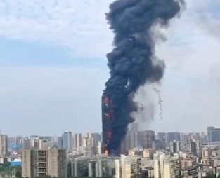 Невиждан ужас! Цял небостъргач гори в Китай ВИДЕО