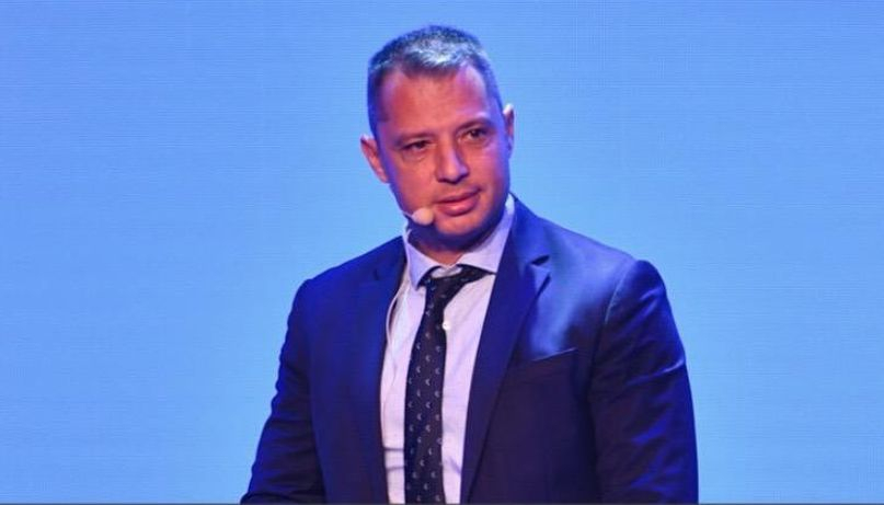 Зеле и свинско ли? Делян Добрев разкри колко порции няма да изядем заради Асен Василев