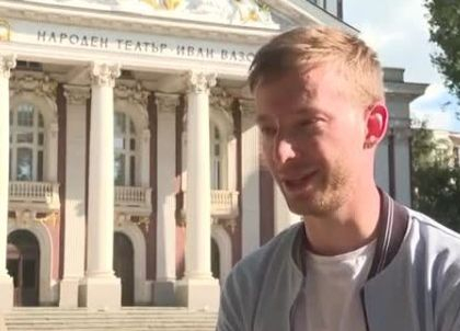 Хомосексуален холандец търси самотни български пенсионери за да... ВИДЕО