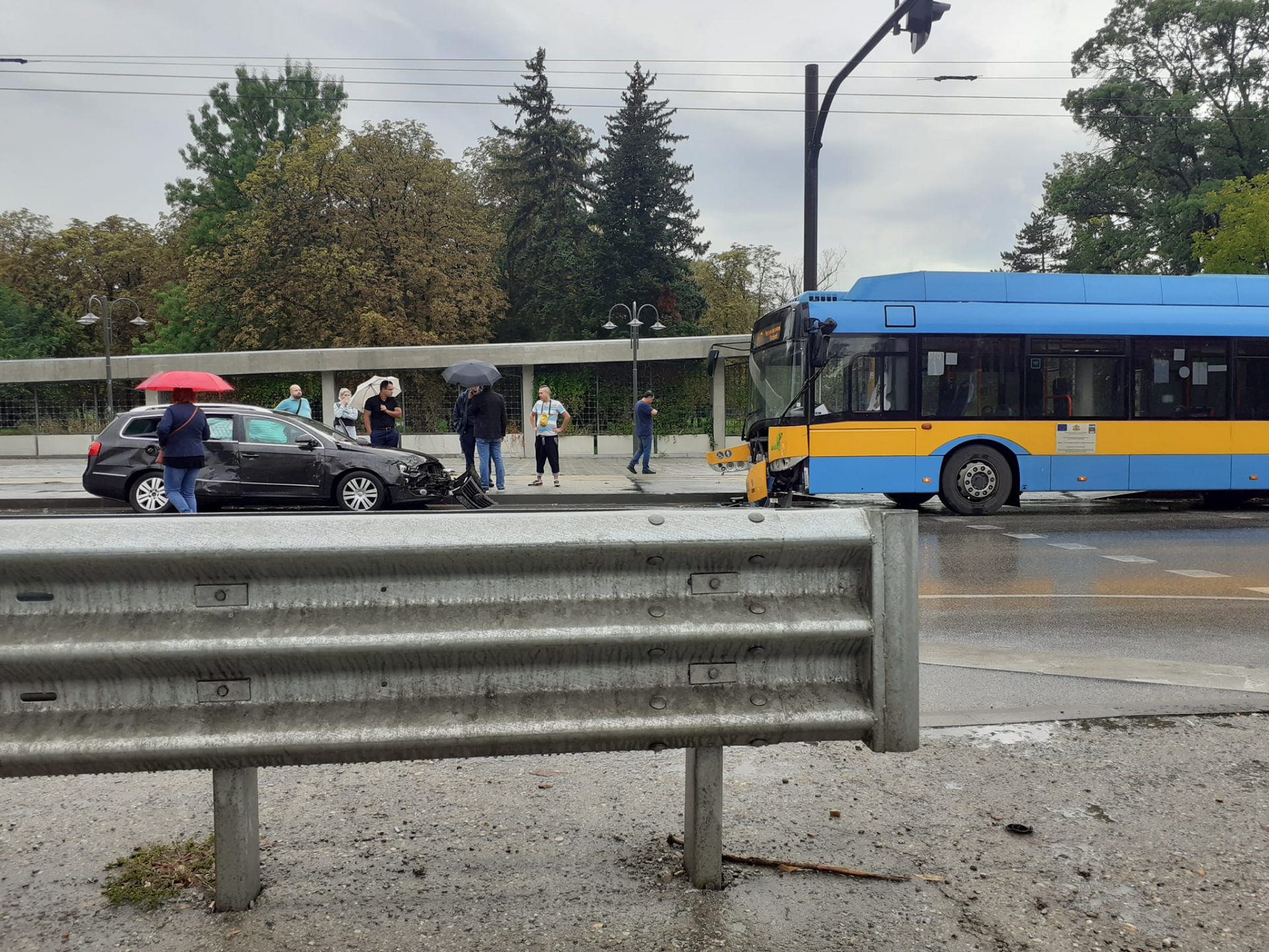 Челен сблъсък с тролей на ключов булевард в столицата СНИМКА