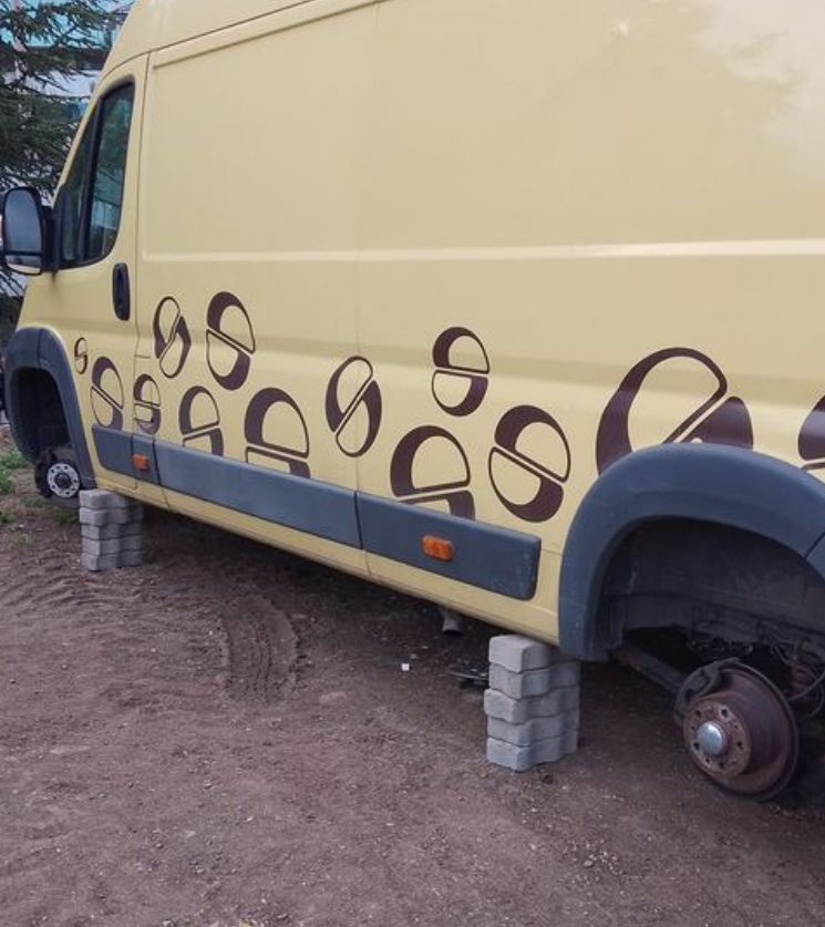 Културни апаши оставиха буса на столичанин само на... СНИМКИ 