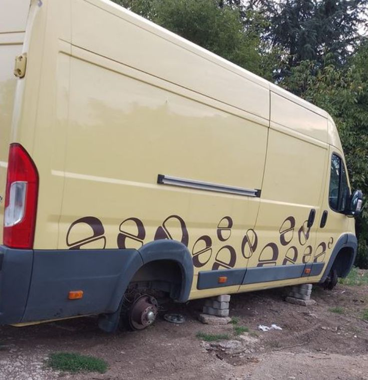Културни апаши оставиха буса на столичанин само на... СНИМКИ 