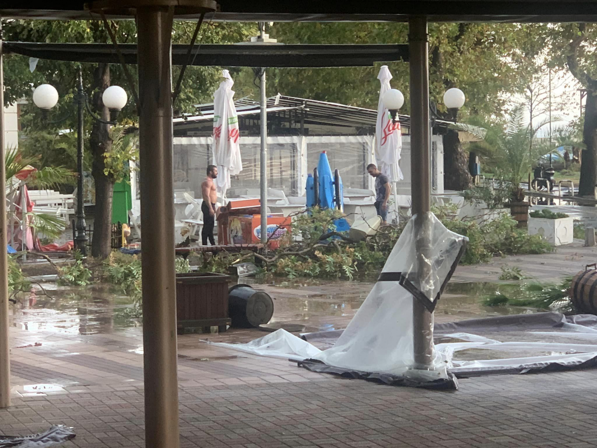 Ураганът, помел Поморие, отнесъл жена от плажа, целият град е на тъмно 