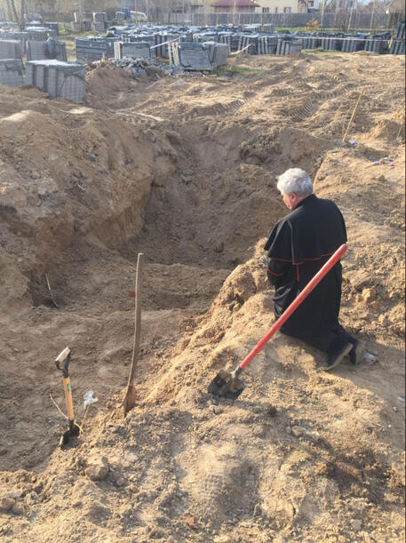 Кардинал от Ватикана под дъжд от куршуми в Украйна 