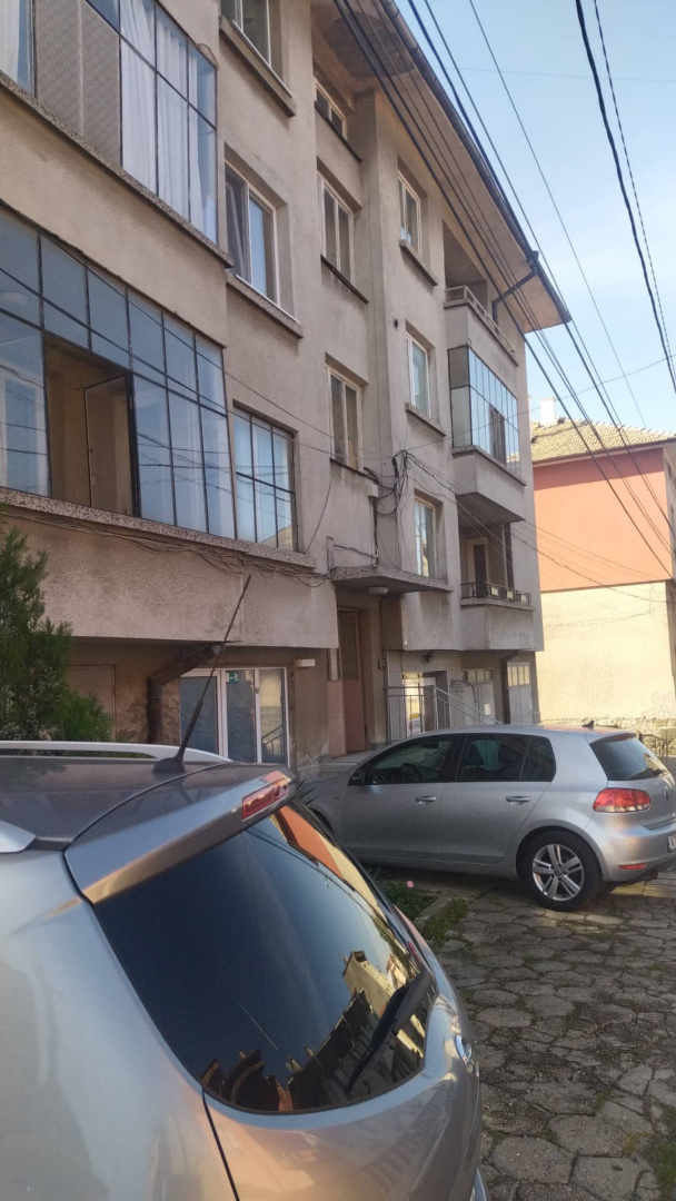 Бизнесмен от Айтос отрови живота на съседите си СНИМКИ 