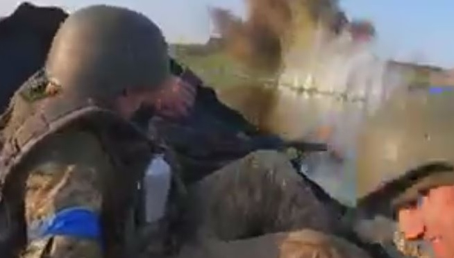 ВИДЕО от войната: Украински десант бе подложен на силен обстрел от руските военни