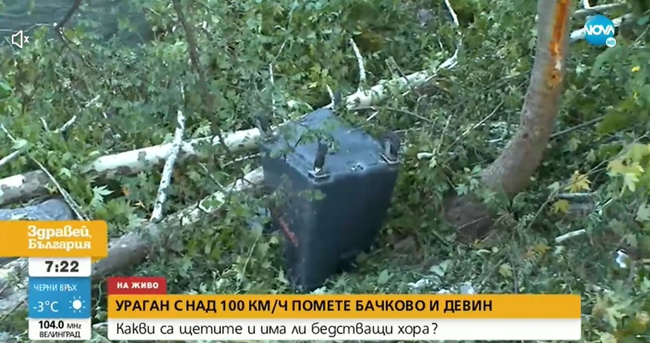 Отнесени покриви, премазани коли и активизирано свлачище в Родопите след бурята