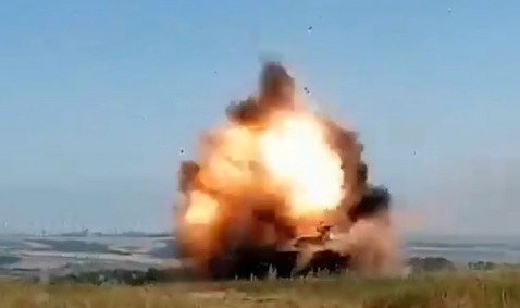 ВИДЕО от войната: Руски танк Т-72 устоя на пряк удар от украинска ПТРК "Стугна"