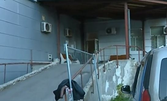 Колеги на битата сестра: Била е удряна и ритана на пода 