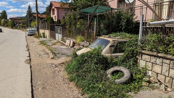 Пореден БГ строителен абсурд стъписа мрежата СНИМКИ