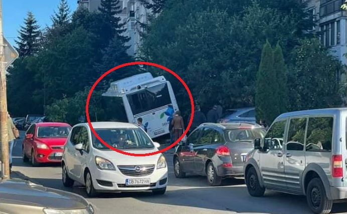 Първи подробности за адското меле с рейс, забил се в коли и дърво в София ВИДЕО