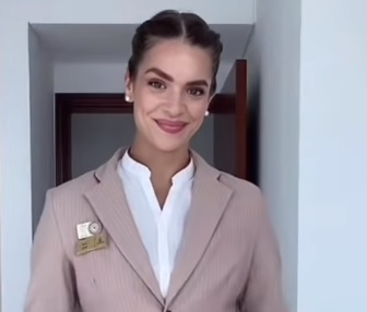 Стюардеса от Emirates показа с какви пижамки спят тя и колежките й на борда ВИДЕО