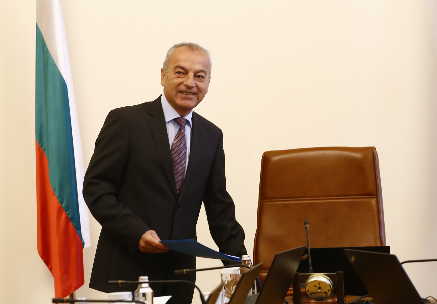 Гълъб Донев разхвърля дипломатически кадри зад граница, преди да отлети