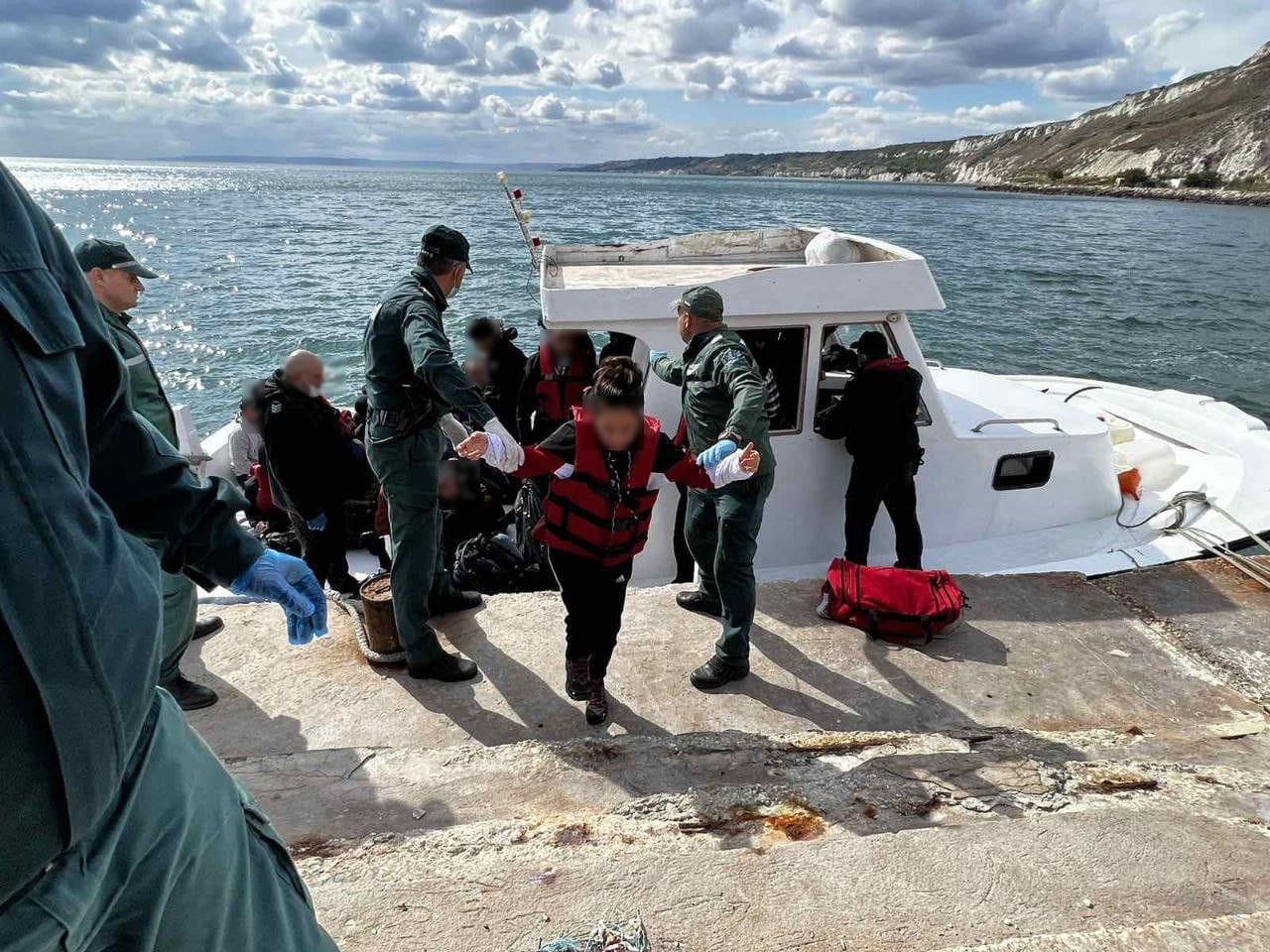 Спецакция в Черно море! Мистериозна лодка се появи в бурните води край нос Шабла и... СНИМКИ