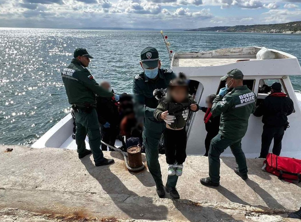 Спецакция в Черно море! Мистериозна лодка се появи в бурните води край нос Шабла и... СНИМКИ