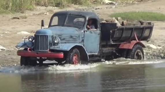 Не е за вярване: В тази страна все още работят 60-г съветски самосвали ЗИЛ ВИДЕО