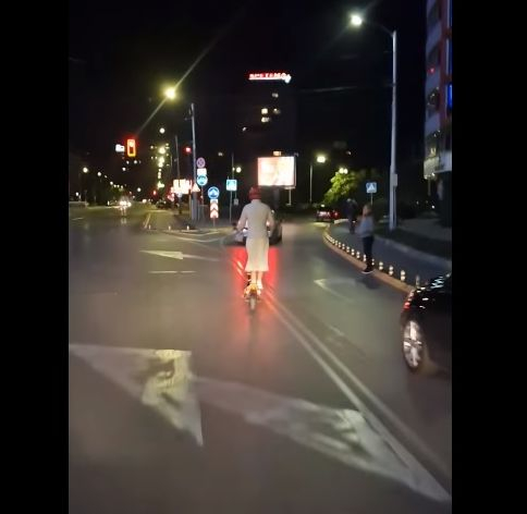 Не е за вярване какви ги върши Емили Тротинетка в центъра на София ВИДЕО 