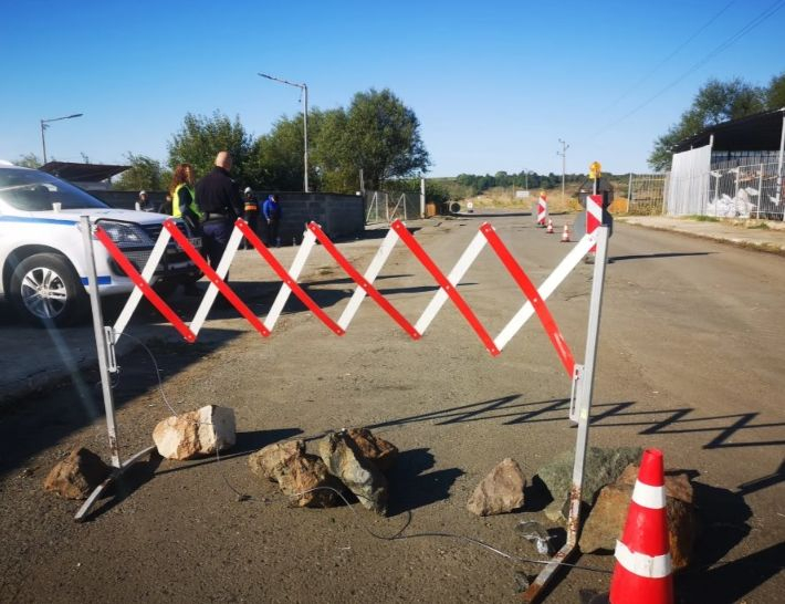Екшън в Бургаско! Кмет и полицай гонят като луди мигранти пред слисани журналисти СНИМКИ