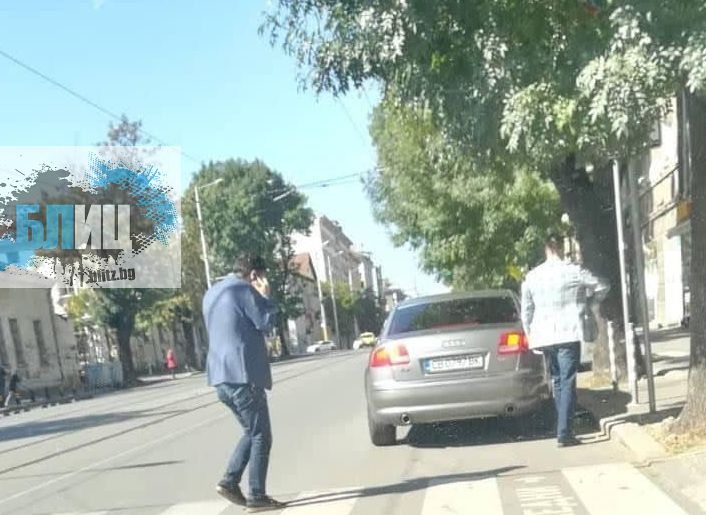 Само в БЛИЦ! Кирил Петков гази нагло закона в центъра на София ПАПАРАШКИ СНИМКИ