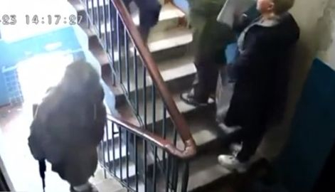 От врата на врата: Войници с автомати придружават комисиите на рефрендума в Донбас ВИДЕО
