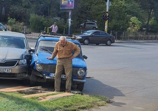 Дядо с ударена "Жигула" разплака мрежата, всички искат да помагат СНИМКА