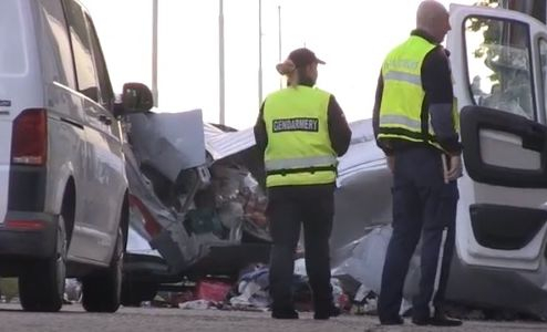 Страшно ВИДЕО от трагедията край Дунав! Микробус се е врязал под камион, пътят е блокиран