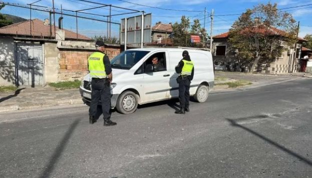 Масирана полицейска акция и в Стамболийски, униформени влязоха в махалата 