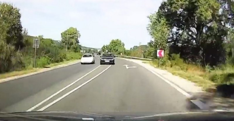 Шофьор на Мерцедес направи голяма простотия на пътя ВИДЕО