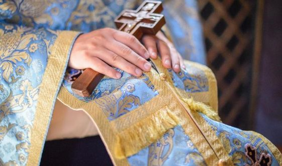 Разгонен свещеник насили жена по време на изповед и ето какво му се случи 