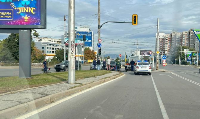 Извънредно в БЛИЦ! Ужасяващо меле с дипломатически автомобил в София, мъж лежи на земята 