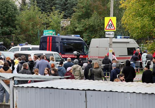 Мъжът, открил стрелба в руско школо, лежи в локва кръв на пода на класна стая ВИДЕО 18+ 