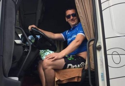 Баща на 14-г. залови опасен и въоръжен с два ножа педофил на автогарата в Сандански 