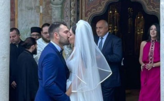 Ето коя известна тв хубавица хвана букета на сватбата, на която кумува Борисов СНИМКА