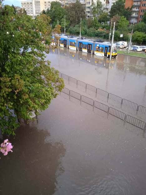 Още един човек е поразен от мълния, София е под вода след адската буря ВИДЕО