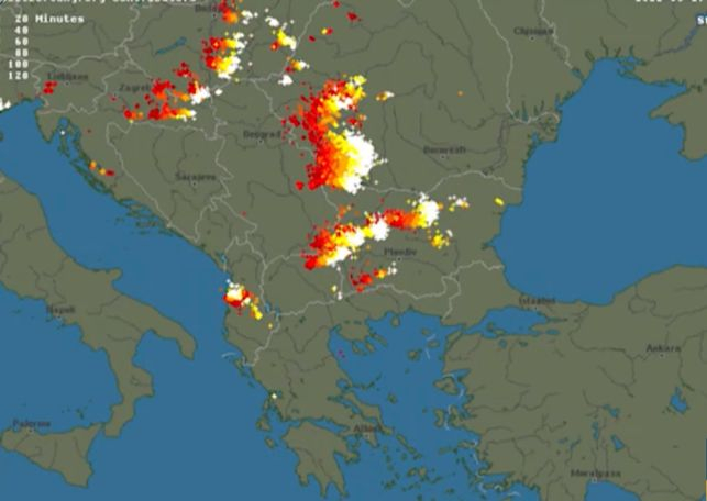 Проф. Рачев разкри защо времето полудя и посочи 10-секундно животоспасяващо правило в бурите ВИДЕО