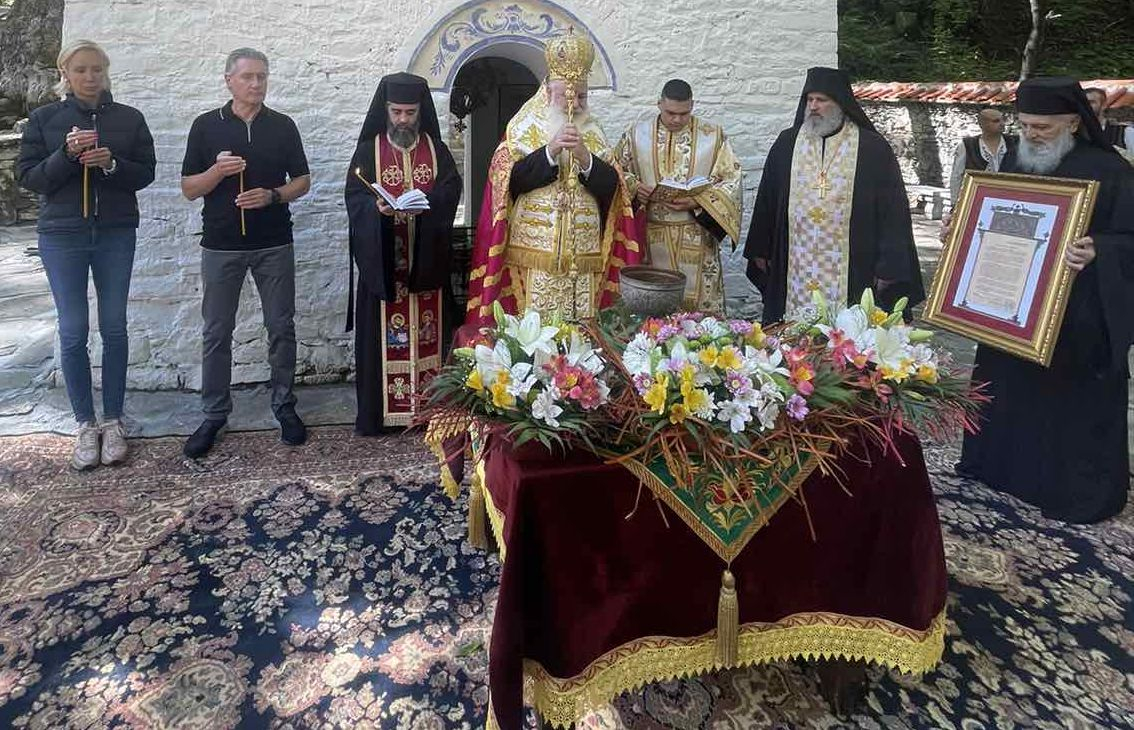 Благодарение на сем. Домусчиеви възстановиха Аязмото в местността Клувията СНИМКИ