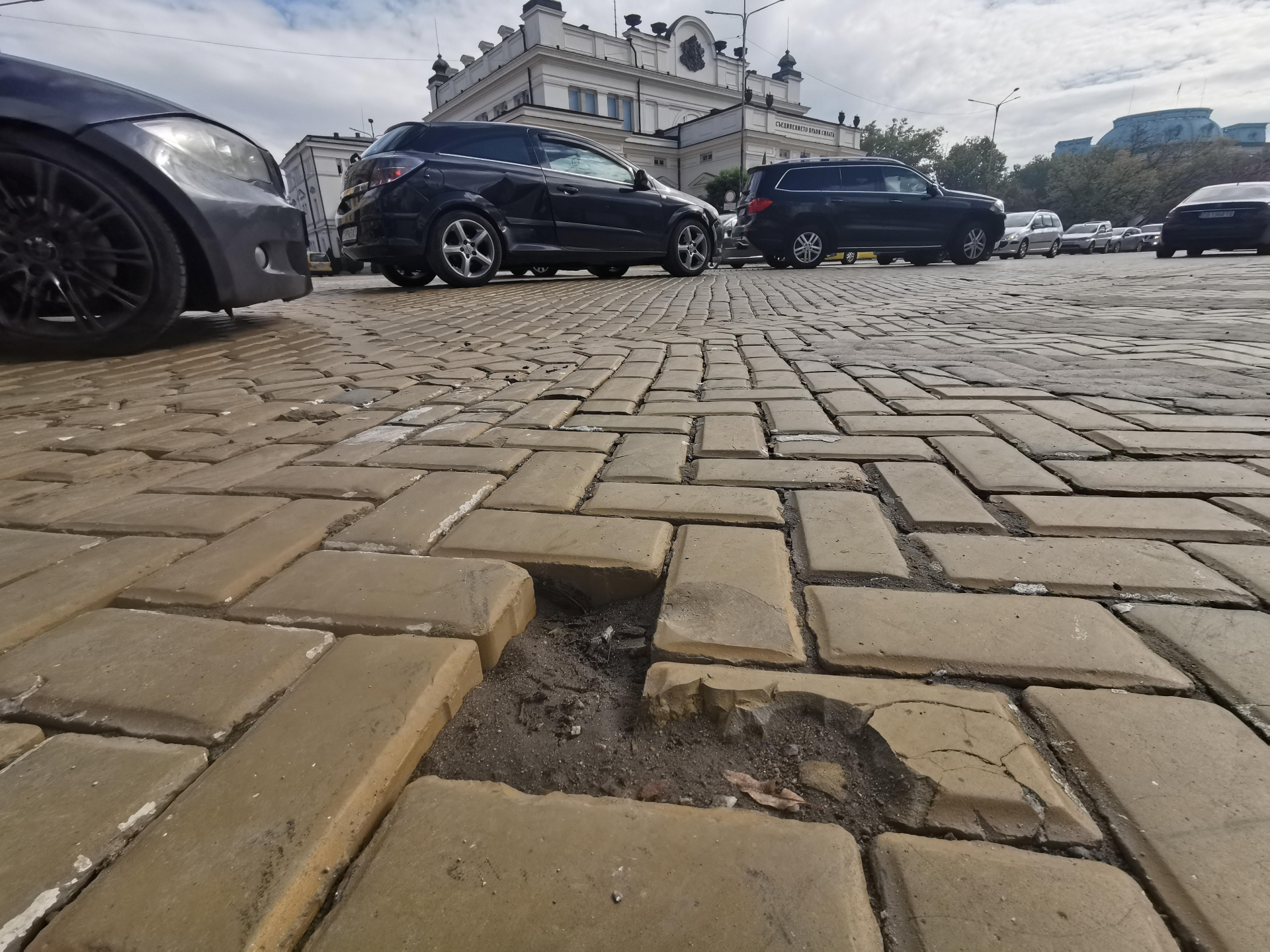 Солена глоба за фирмата, пренаредила жълтите павета